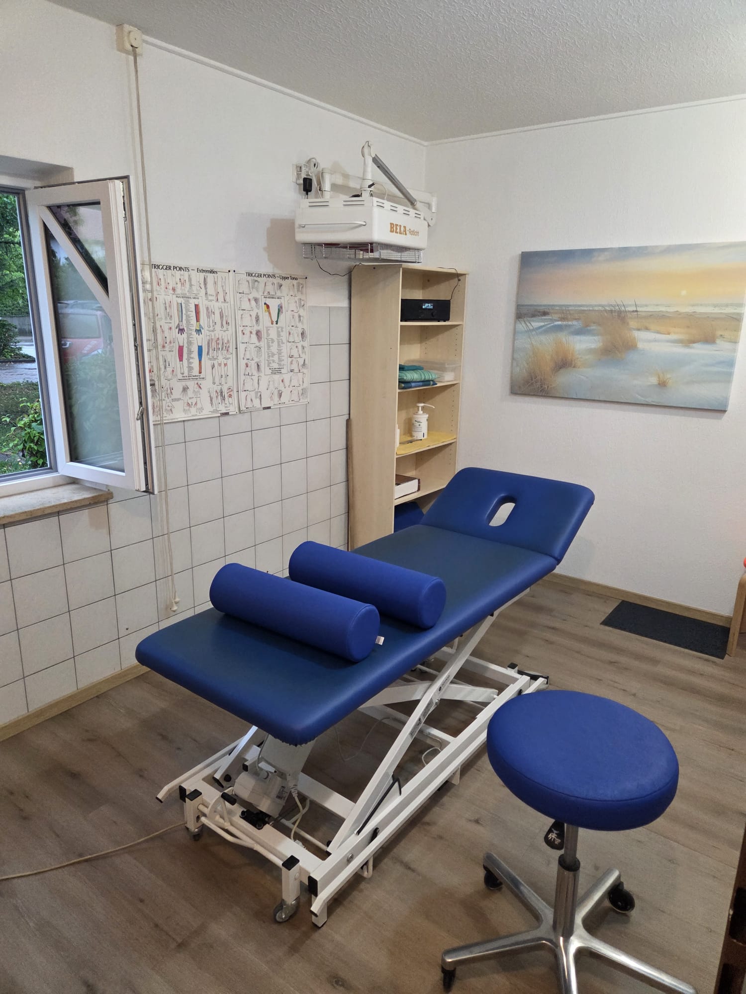 Behandlungsraum mit Rotlichttherapie