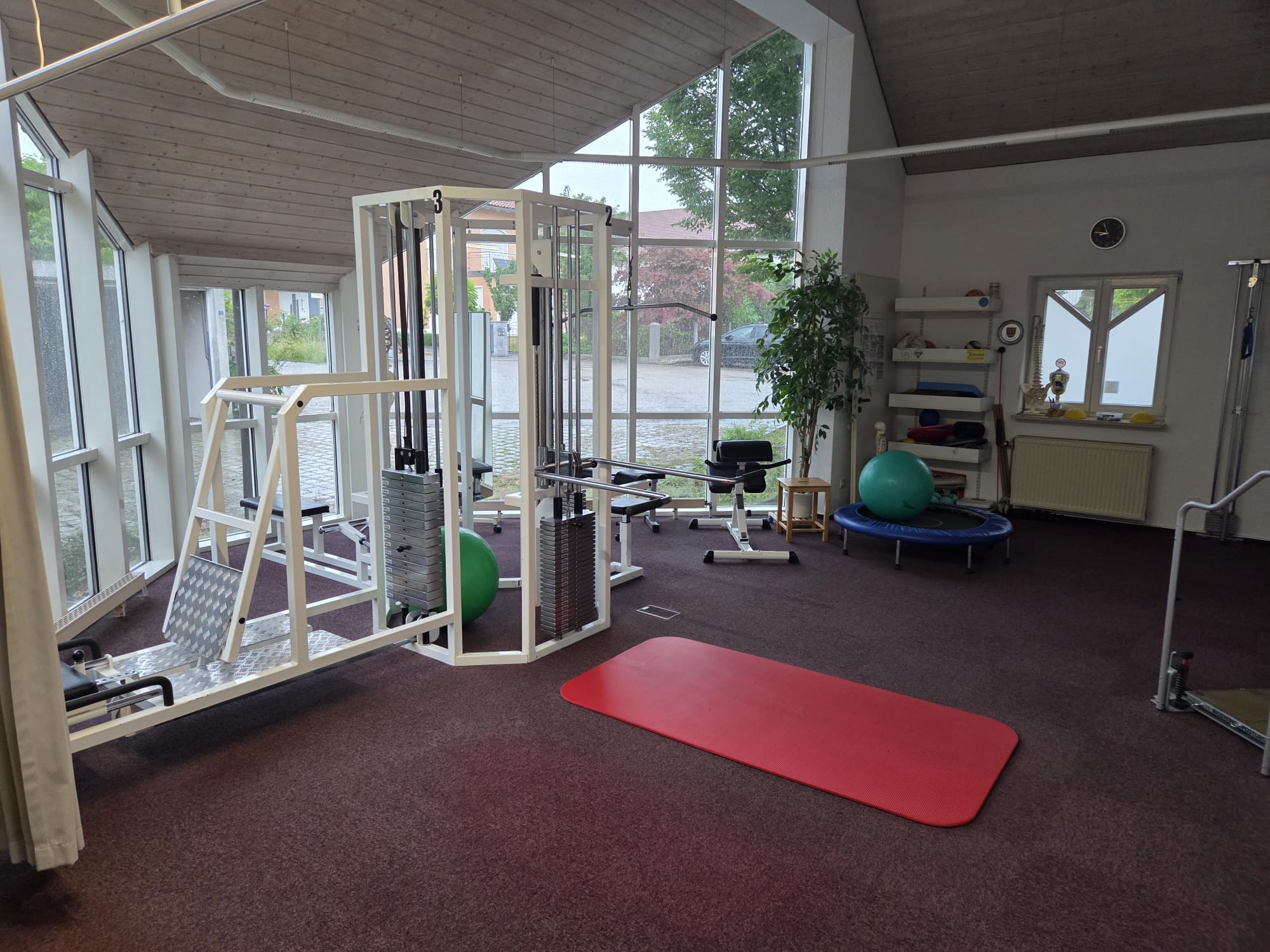 Trainingsbereich mit Kraftgeräten